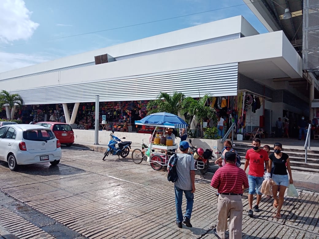 La presidenta de los locatarios, Deysi María Briceño Rosado, recordó que el servicio de baño no es gratuito. Foto: Fernando Kantún