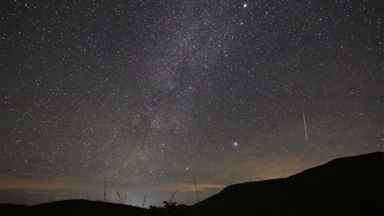 La lluvia de estrellas Dracónicas empieza hoy; te decimos cómo verla