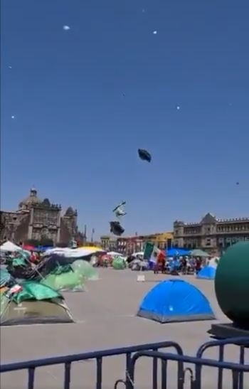 Captan momento en que el viento se lleva tiendas de campaña de FRENAAA en el Zócalo