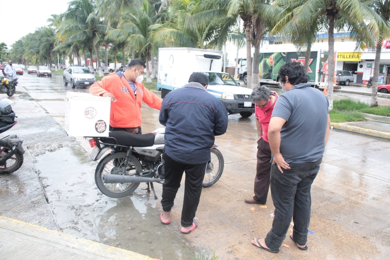 Motociclista se lastima el pie tras choque con una camioneta