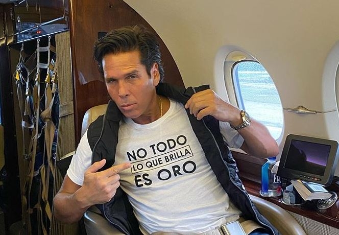 Roberto Palazuelos escapa de Delta en jet privado (VIDEO)