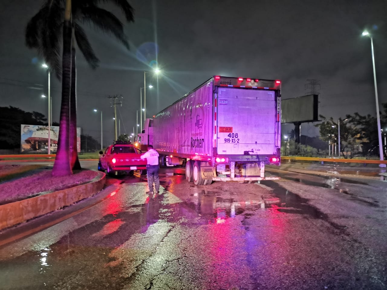 Tráiler impacta a una camioneta en Ciudad del Carmen