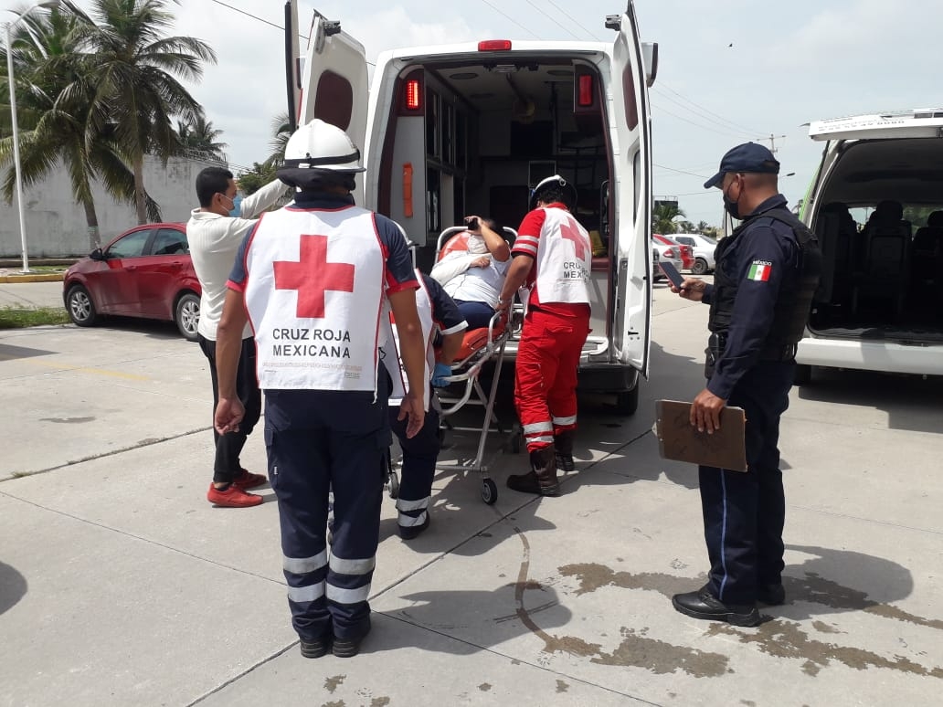 Fuerte choque deja a una mujer lesionada en Ciudad del Carmen