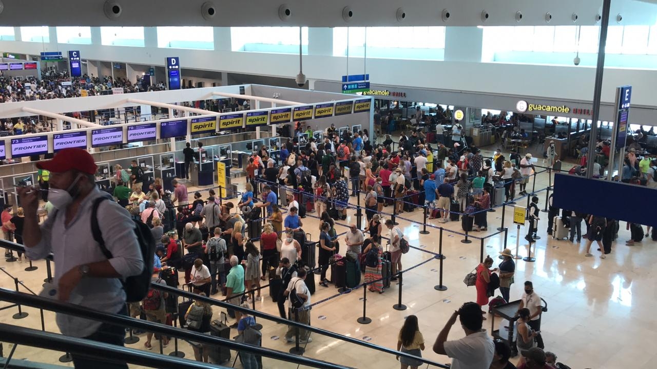 Turistas se van de Cancún tras el paso de Delta