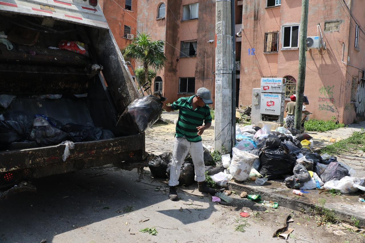 Llevan a cabo operativo de limpieza en calles y avenidas de Cancún tras Delta