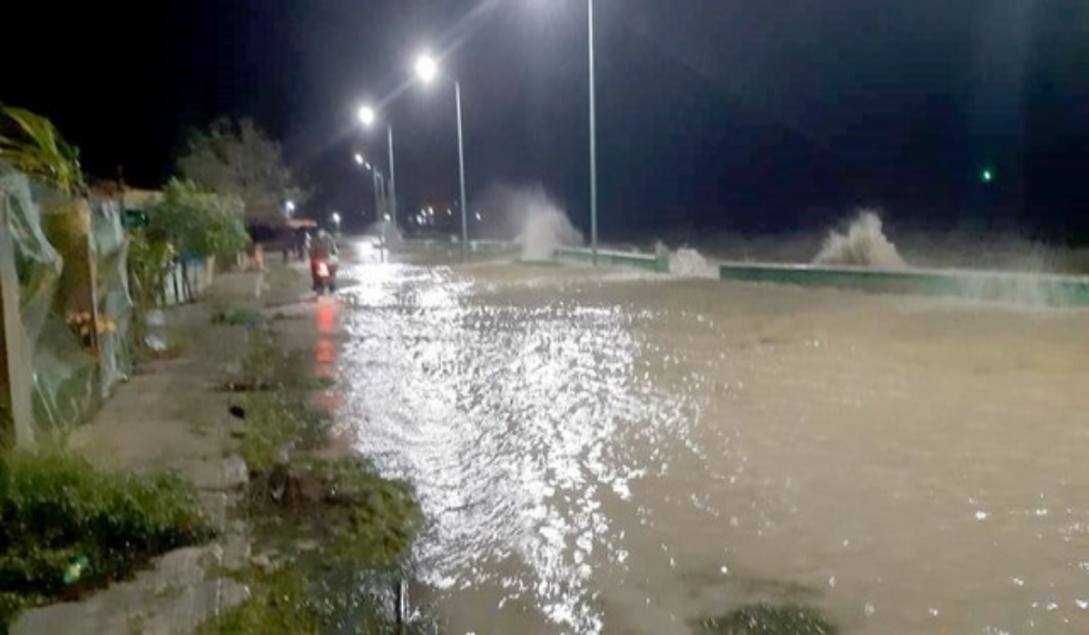 Nivel del mar rebasa el Malecón de Isla Arena