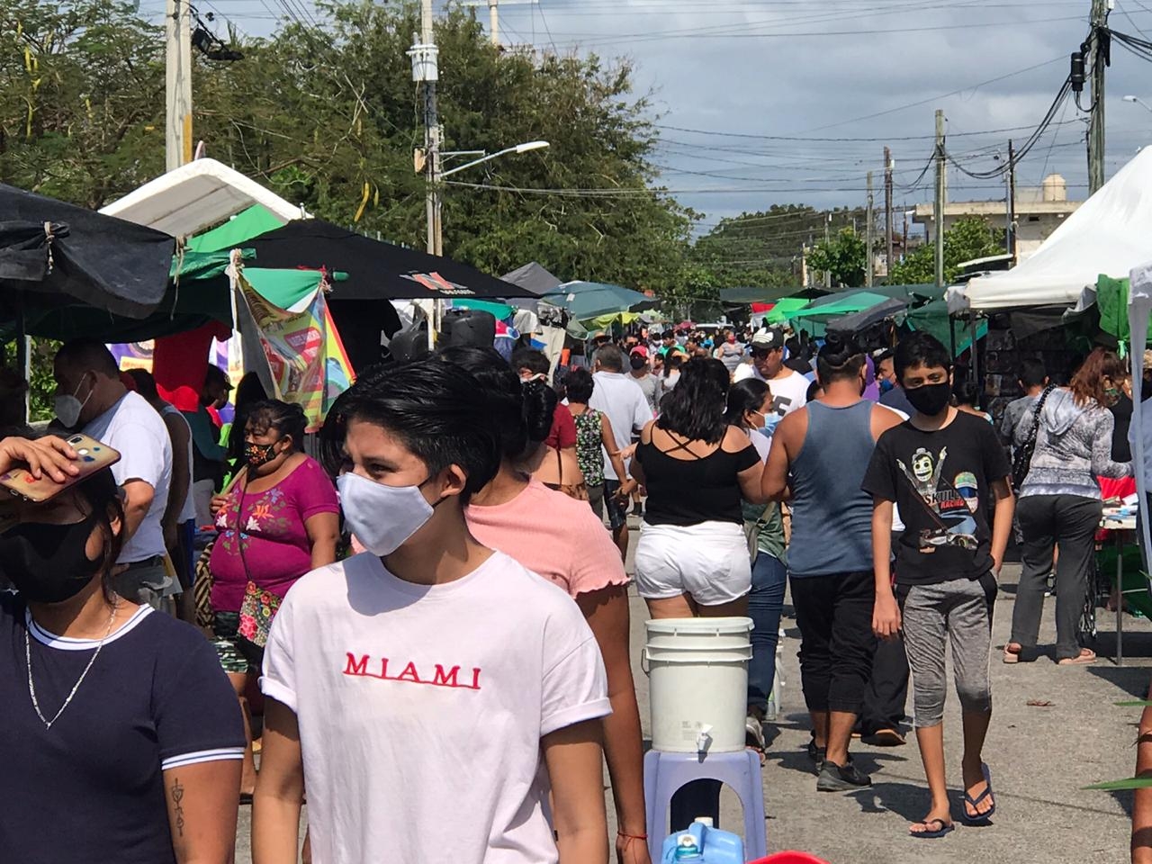 No cumplen con el uso del cubrebocas, no hay filtros sanitarios y es imposible cumplir la sana distancia. Fotos: Mario Hernández