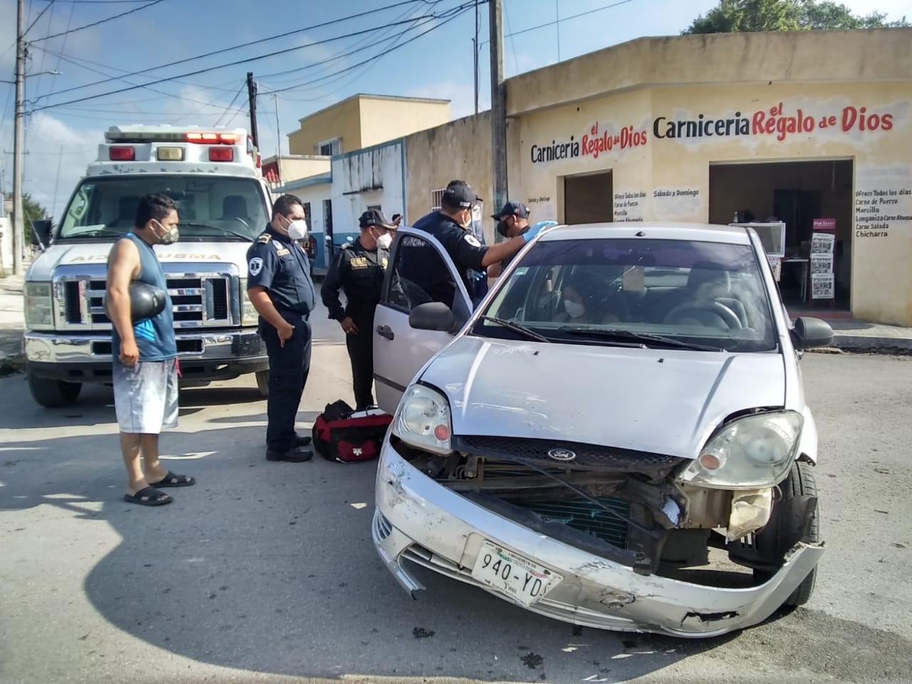 El conductor de la camioneta no respetó su alto y chocó al automóvil. Foto: Carlos Euan