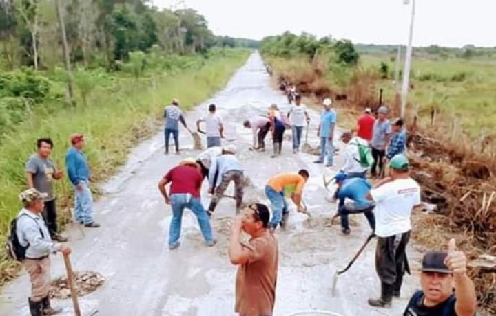 Pobladores reparan carretera en Río Escondido tras paso de Cristóbal