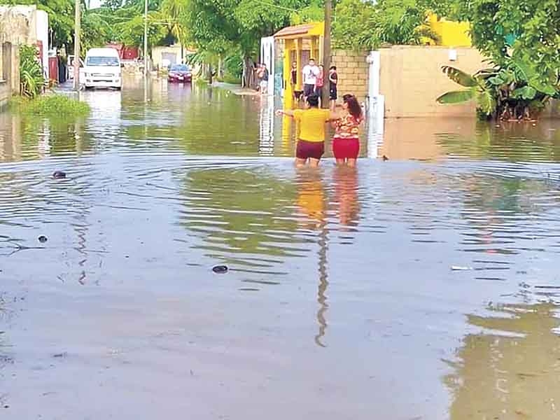 Fugas de agua potable se presentaron en la zona, se reportaron al menos tres desperfectos en el servicio. Foto: Alejandro Collí