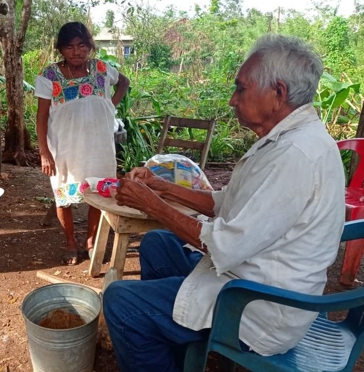 Don Pedro agradece a aquellos que se acercaron a brindarle ayuda. Foto: Alfredo Osorio Aguilar.