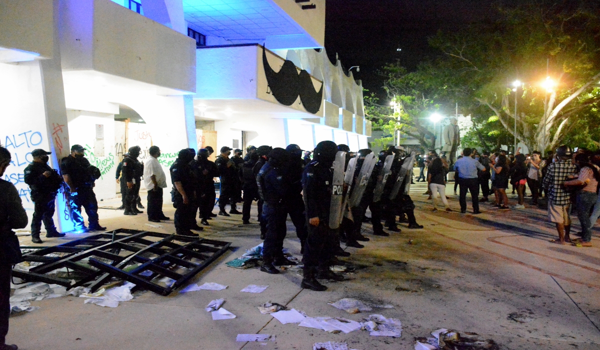 Policías intentaron frenar a los protestantes y ante el avance de estos, sacaron macanas para golpearlos y también hicieron disparos. Foto: Mario Hernández.