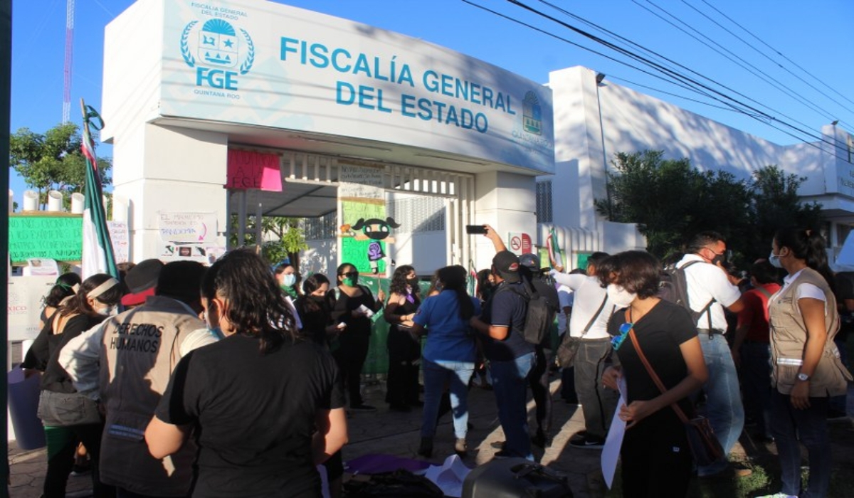 El grupo de jóvenes se vistió de color negro para mostrar luto por las víctimas de violencia de género. Foto: Eric Castillo.