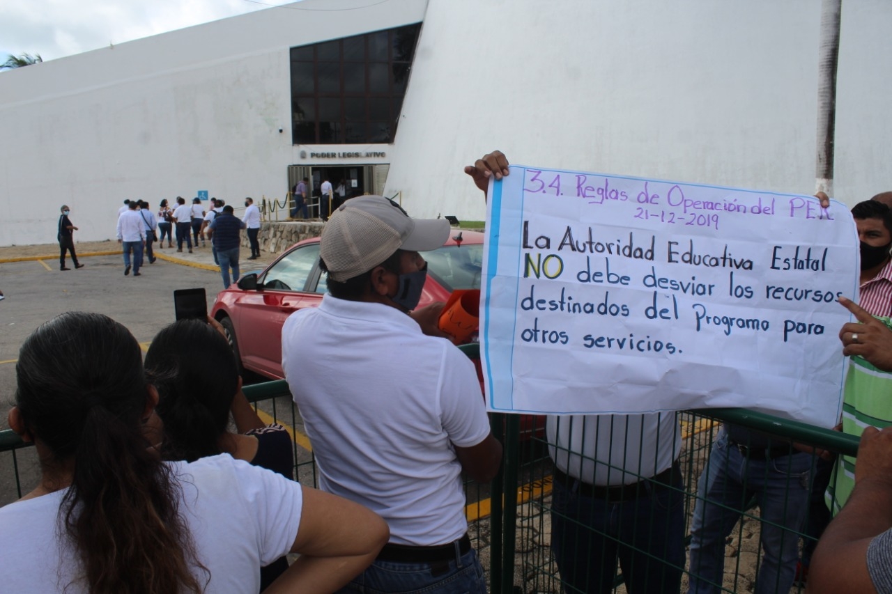 La protesta fue hecha durante la comparecencia de la titular de la Secretaría de Educación de Quintana Roo (SEQ) Foto: Eric Castillo