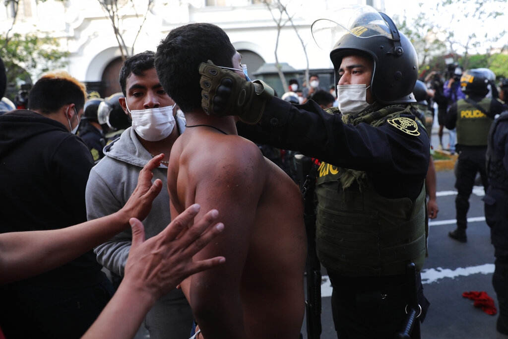 Protestas, represión, heridos y 30 detenidos: Perú impone nuevo presidente (Fotos)