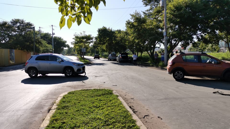 Falta de pericia ocasiona percance vial en Ciudad del Carmen