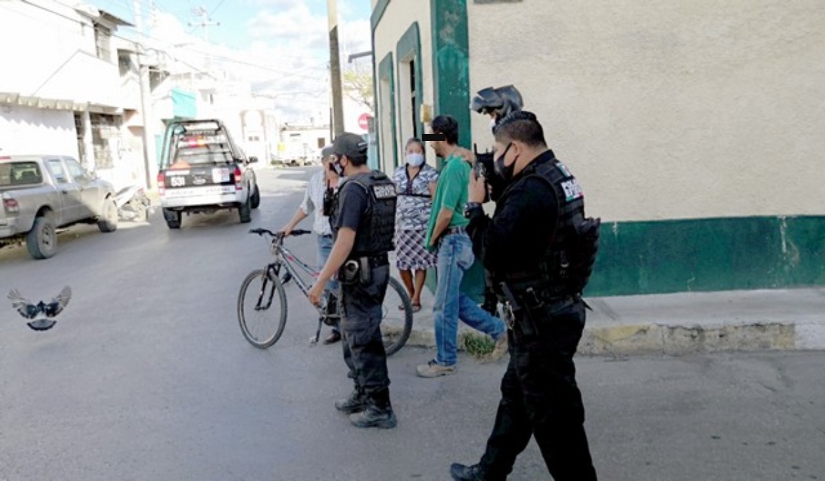 Después de la detención, se presentó una persona que alegó que se cometía una arbitrariedad.