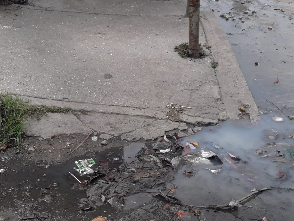 Aguas jabonosas contaminan calles en Ciudad del Carmen