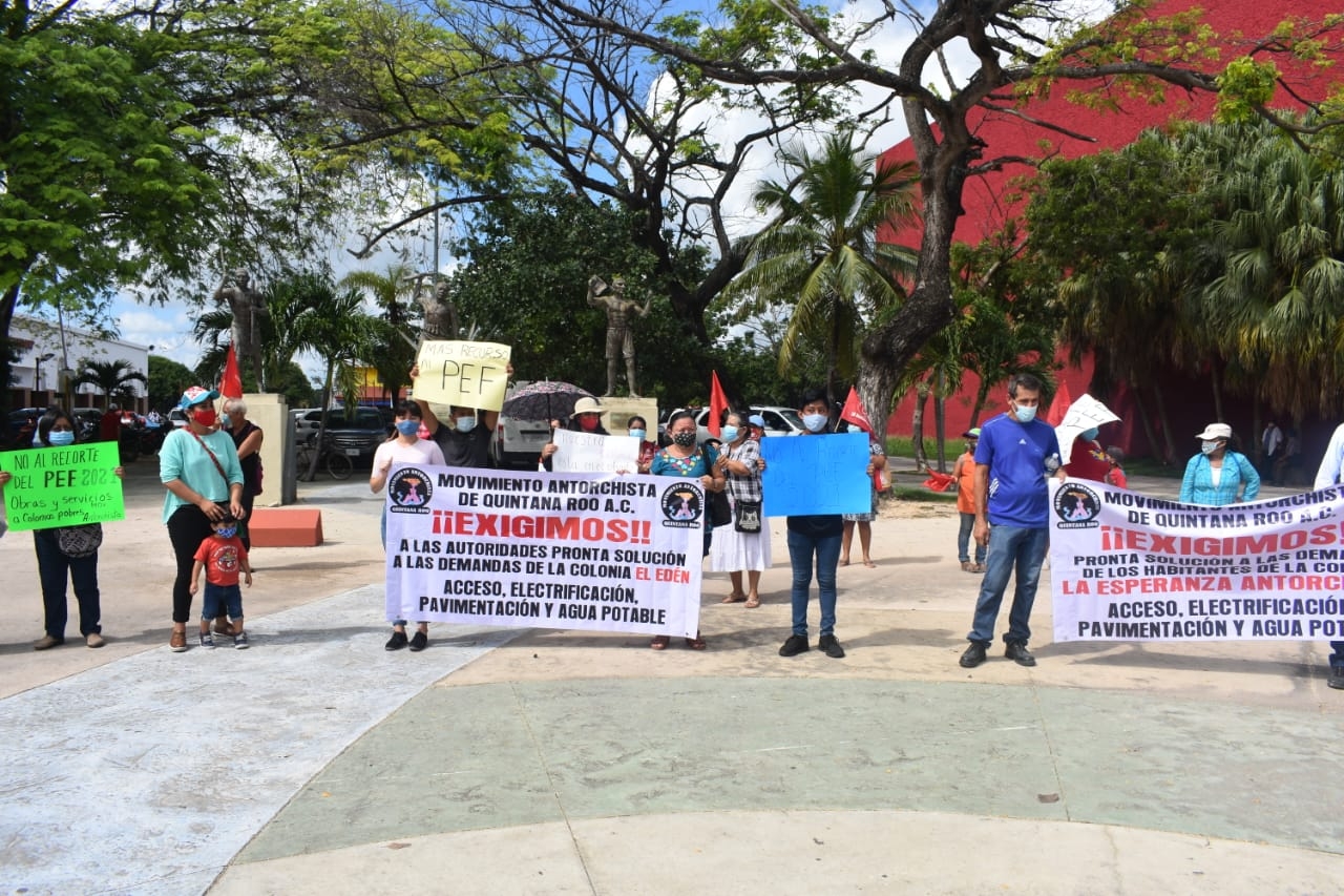 Campesinos protestan con 'cadena humana' en Quintana Roo