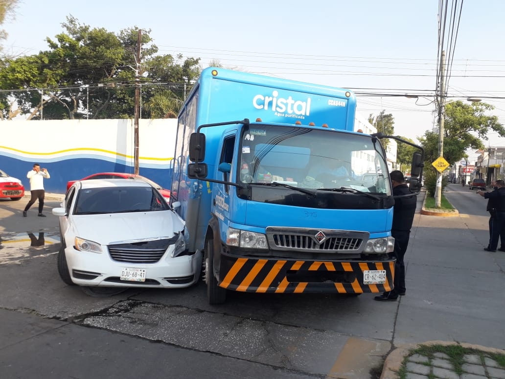 Camión repartidor de agua choca a un auto y provoca caos vial en Ciudad del Carmen