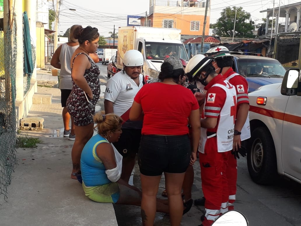 Motociclista se lastima el brazo tras derrapar por agua estancada en Ciudad del Carmen