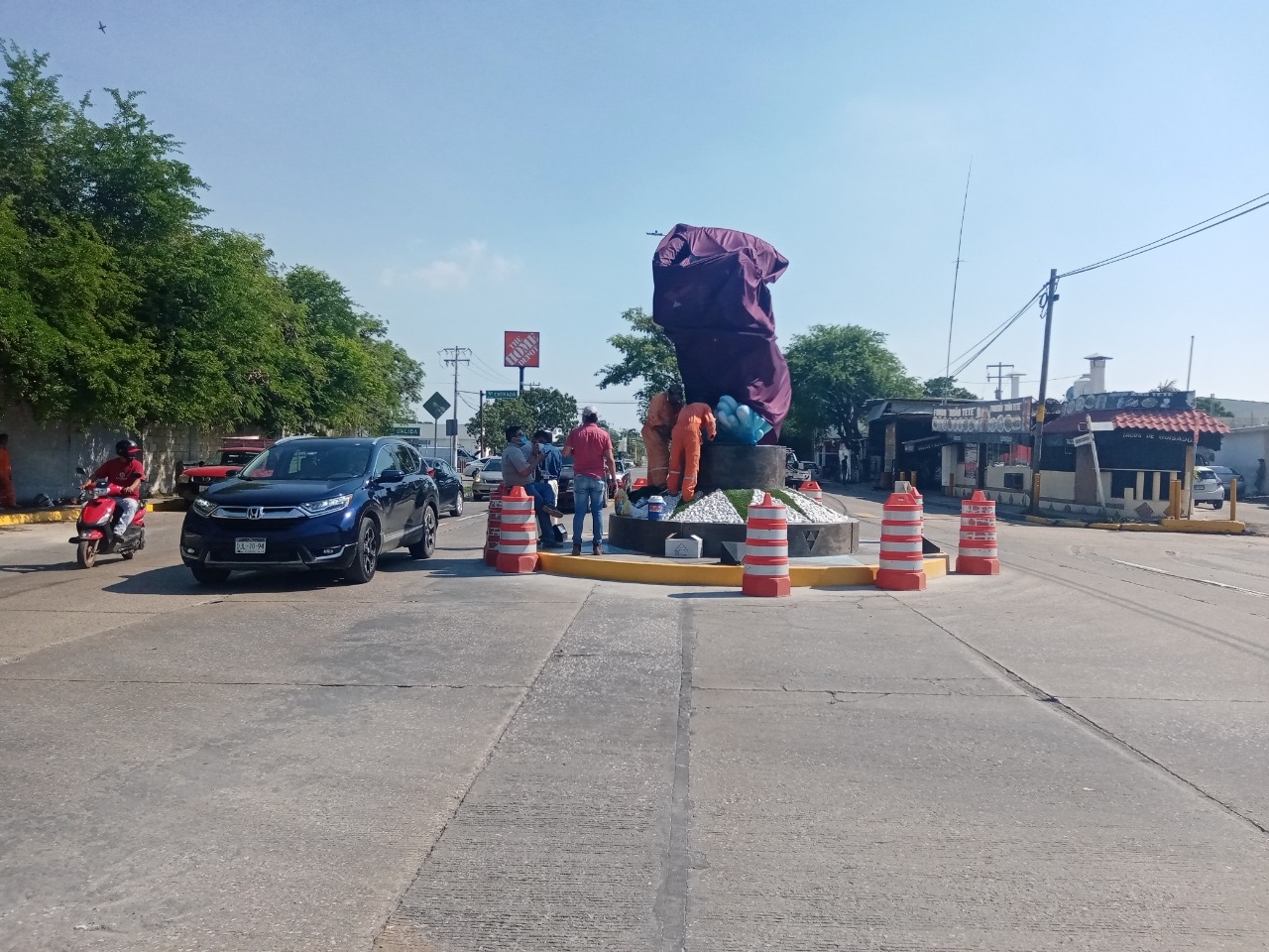 Magnate Andrés García 'dona' un monumento a los delfines en Ciudad del Carmen