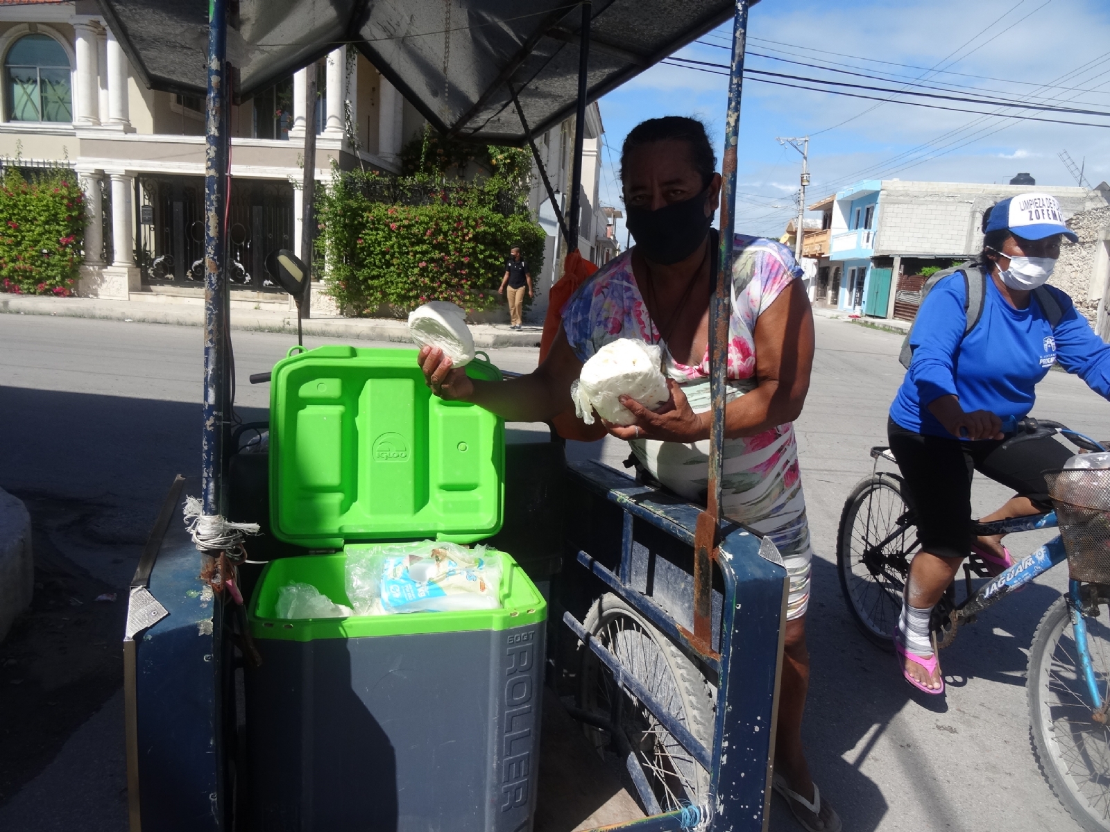 Comercia quesos para poder sustentar sus gastos