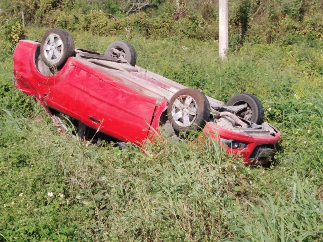 Conductora terminó volcada en la carretera Cancún-Mérida; la venció el cansancio