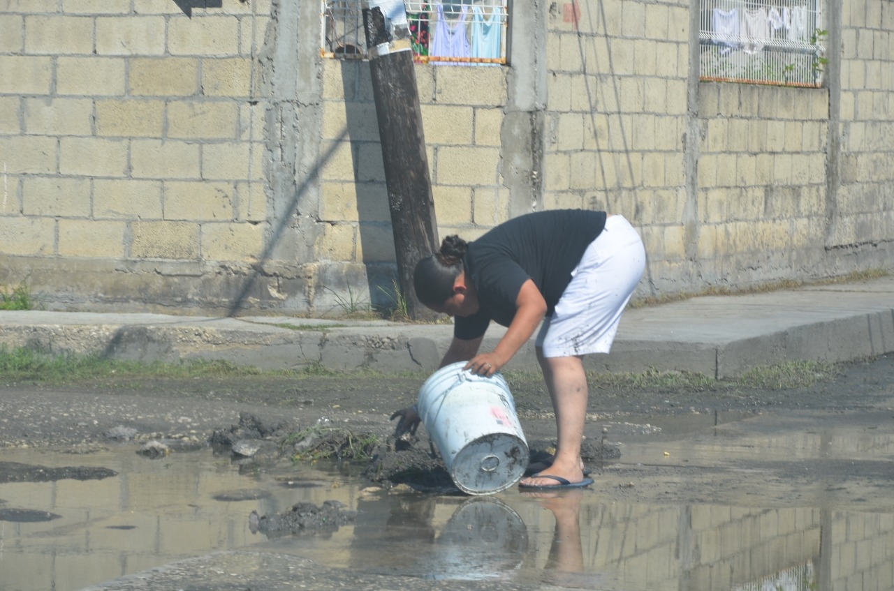 Habitantes de la colonia Morelos realizan bacheo en Campeche