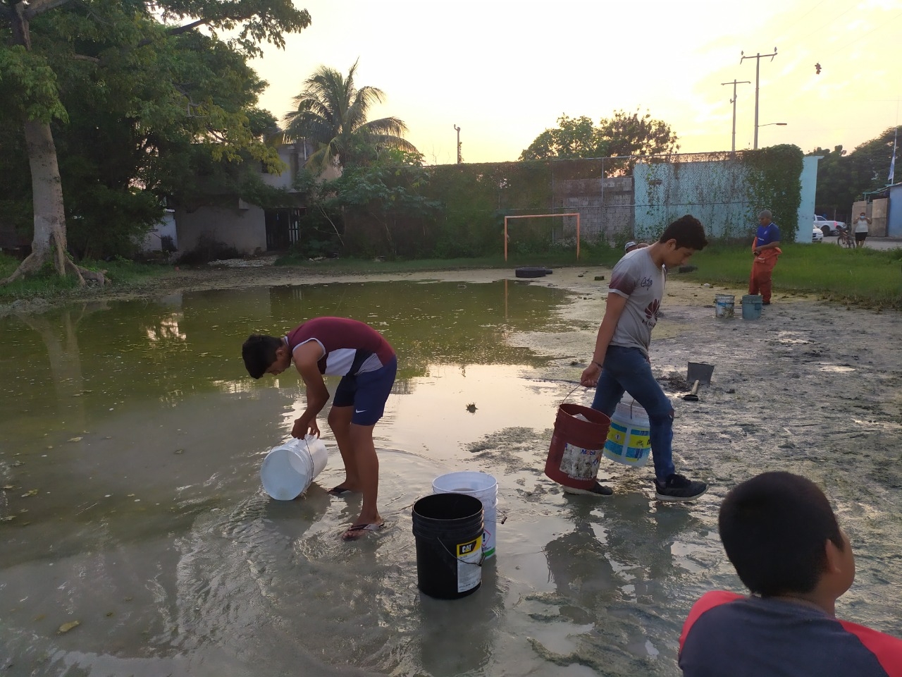 Vecinos limpian parque inundado tras ser ignorados por ayuntamiento de Carmen