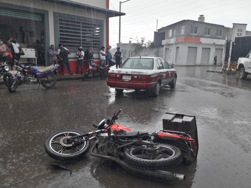 Taxista arrolla y manda al hospital a un motociclista en Ciudad del Carmen