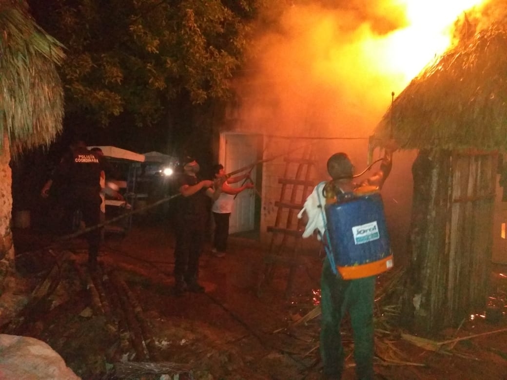 Un incendio acabó con el techo de una vivienda en Peto