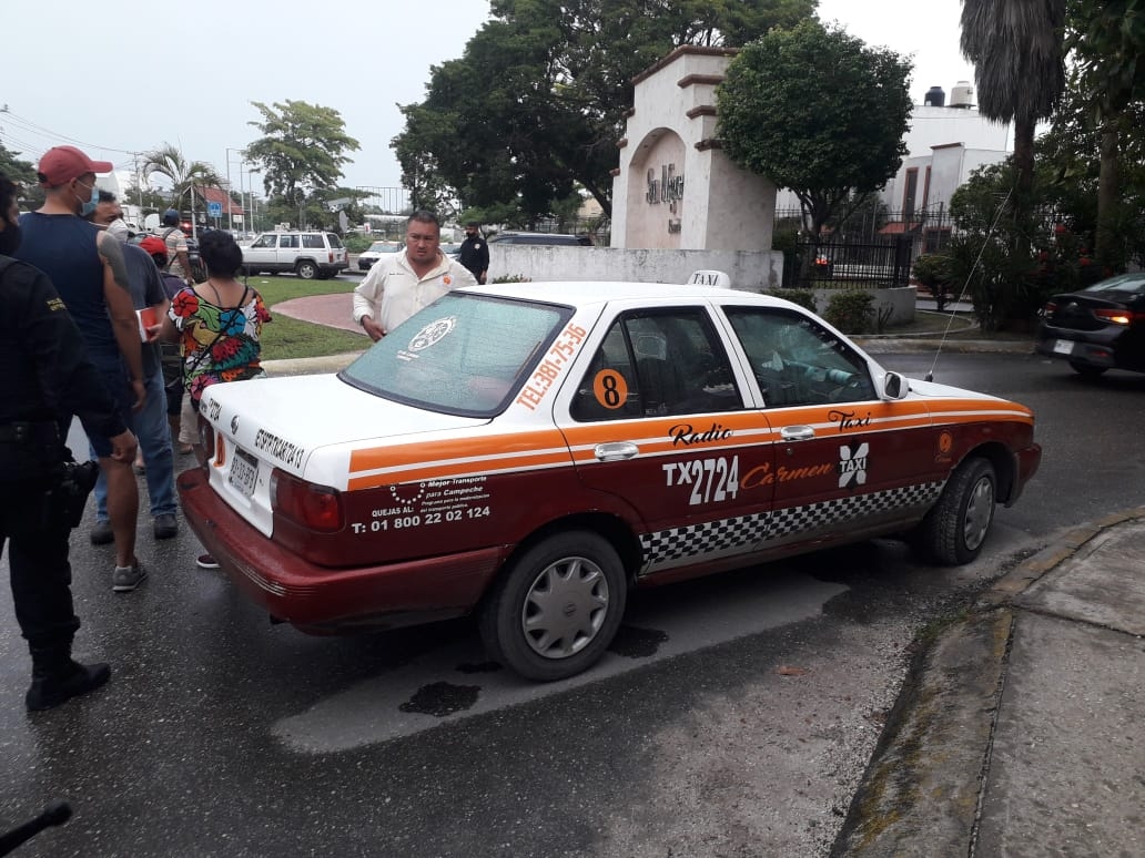 Taxista ebrio atropella e intenta golpear a un motociclista en Ciudad del Carmen