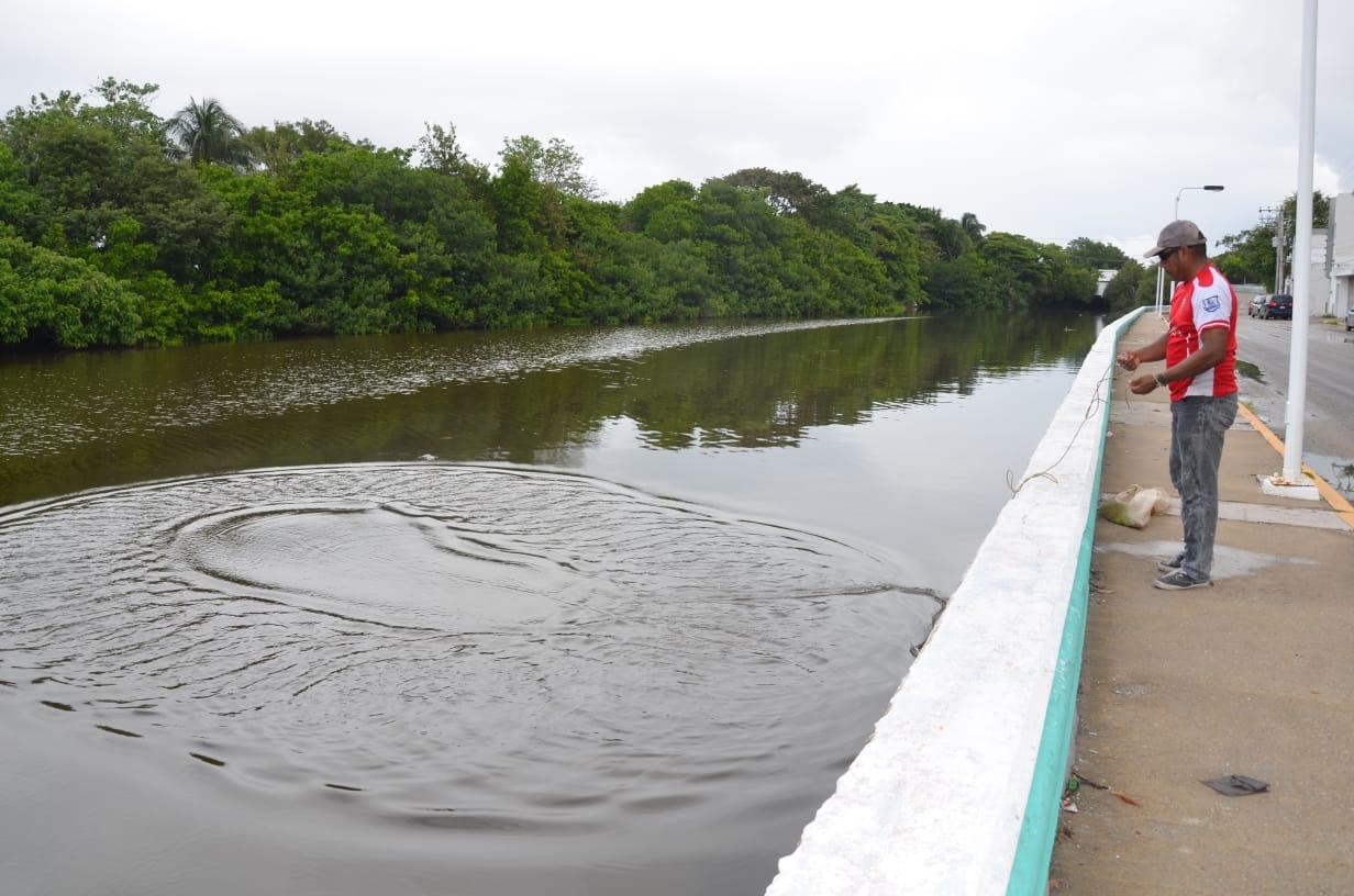 Pesca en el malecón de Arroyo de la Caleta ante crisis del coronavirus