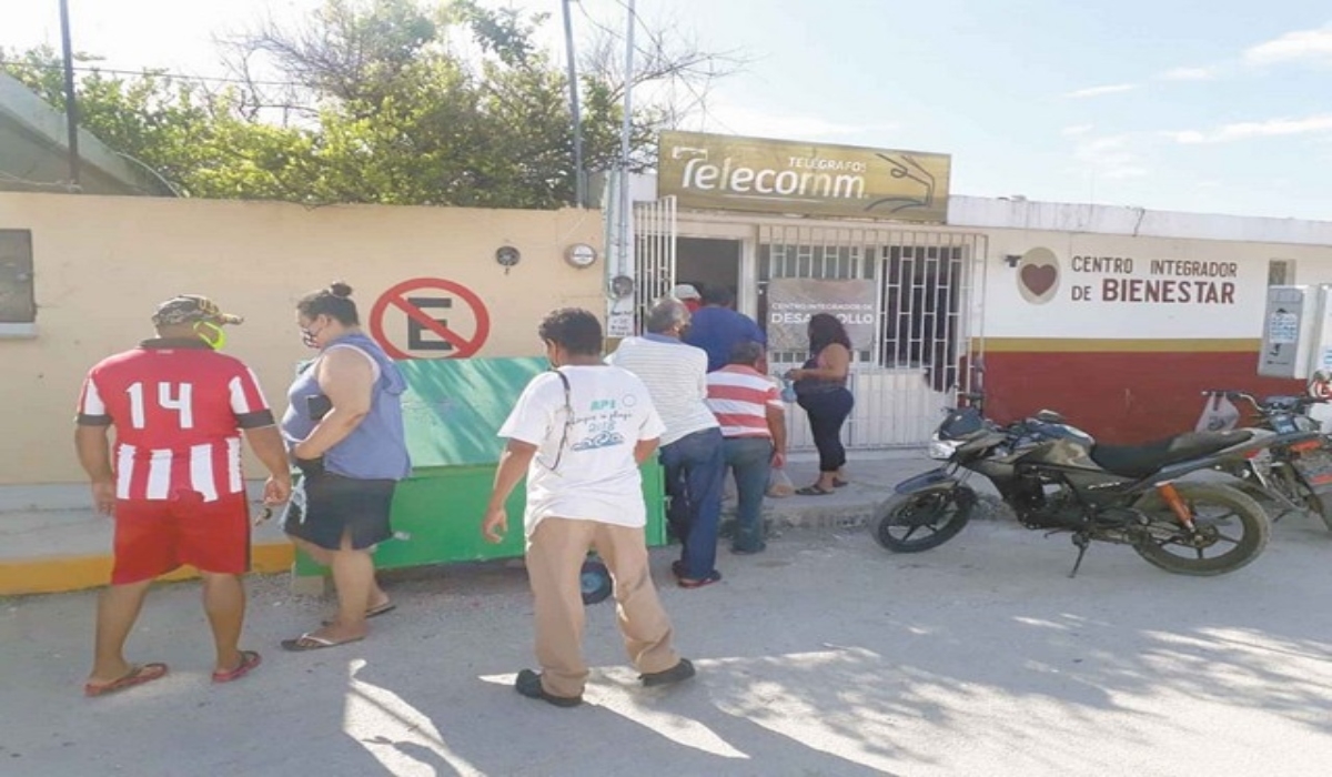 El anuncio generó protestas entre los sindicalizados, quienes se arremolinaron en la oficina gubernamental.