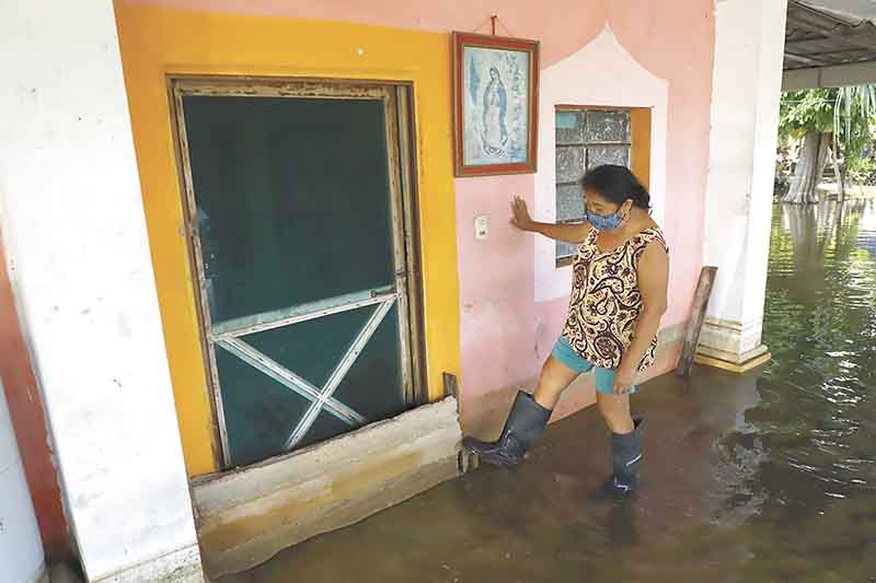 Rosa Moo, habitante de Xcunyá, ha gastado unos 5 mil pesos resolviendo complicaciones por las inundaciones.