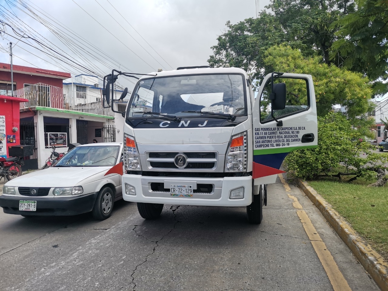 Por intentar rebasar, taxi se impacta con unidad de gas LP en Ciudad del Carmen