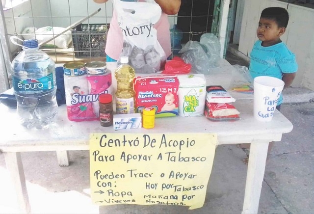 Ante las inundaciones que afectan a Tabasco, se organizaron
para recabar artículos no perecederos y ropa.