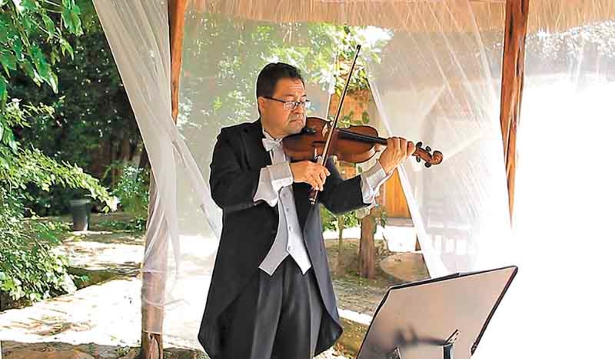 El músico José Luis Chan Sabido interpretará con su violín algunos temas.