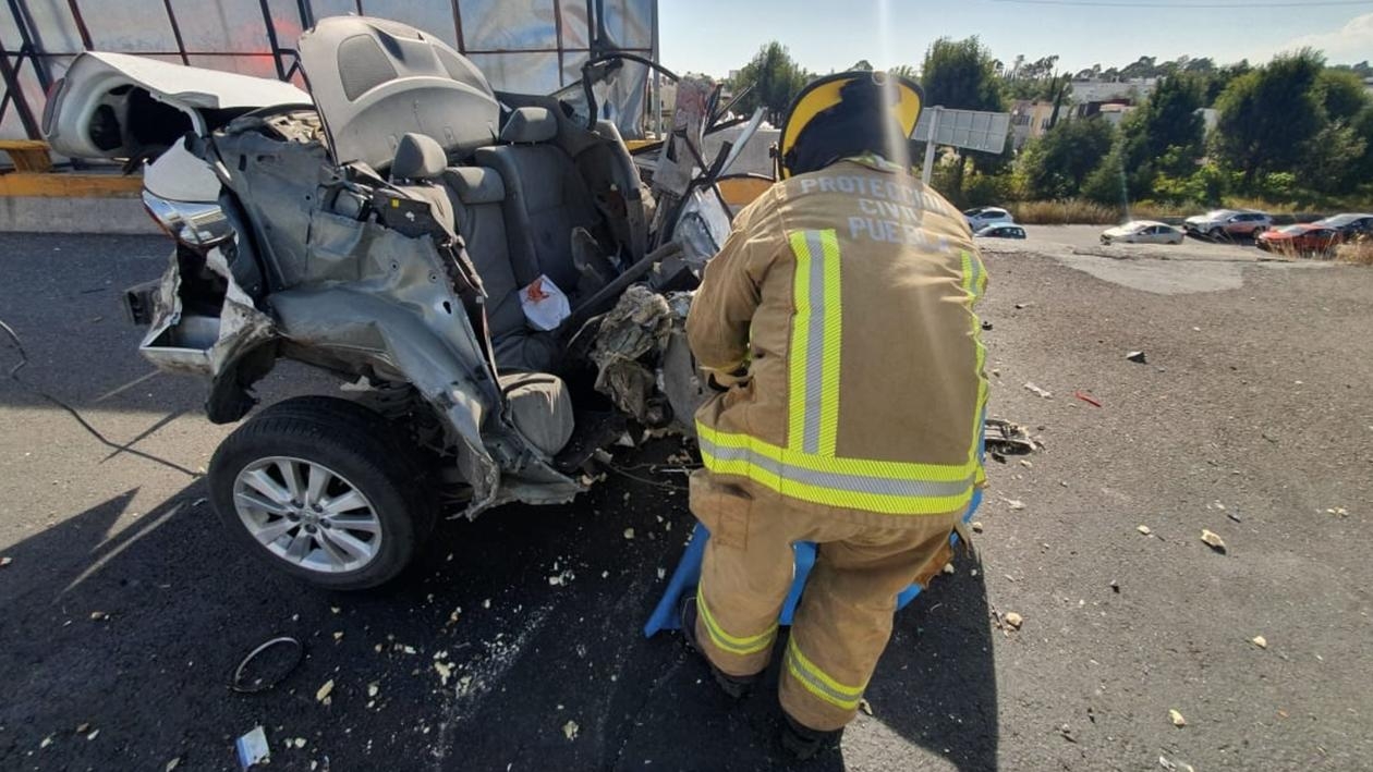 Choque en Periférico Ecológico de Puebla parte auto a la mitad; hay una muerta (Fotos)