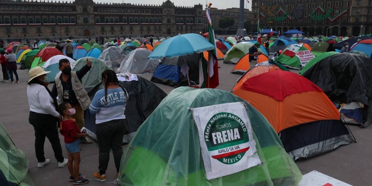 Por 'seguridad', FRENAAA desocupa el Zócalo de la Ciudad de México