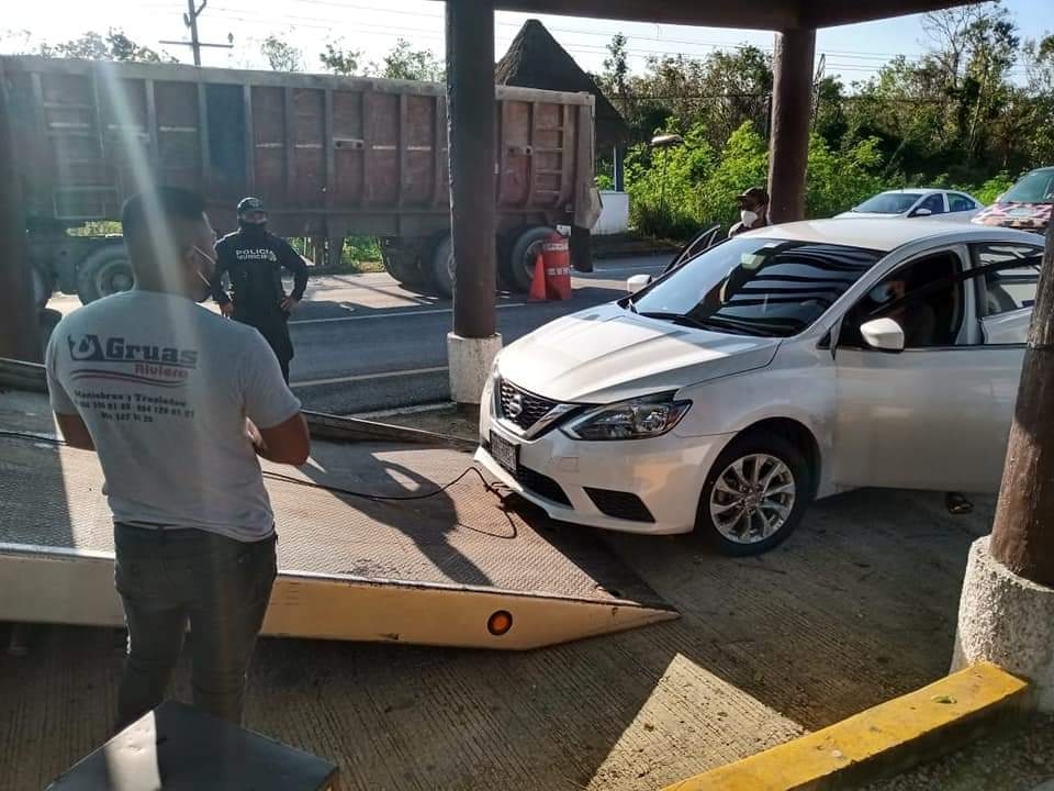 Inspectores detienen unidad "pirata" que se dirigía a Cancún; taxistas locales dieron aviso