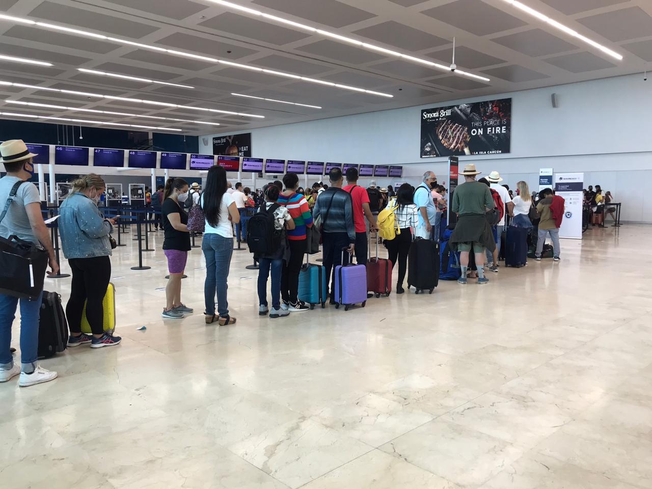 Desde temprana hora los viajeros se enfilaron para documentar sus maletas en el Aeropuerto de Cancún Foto: Mario Hernández