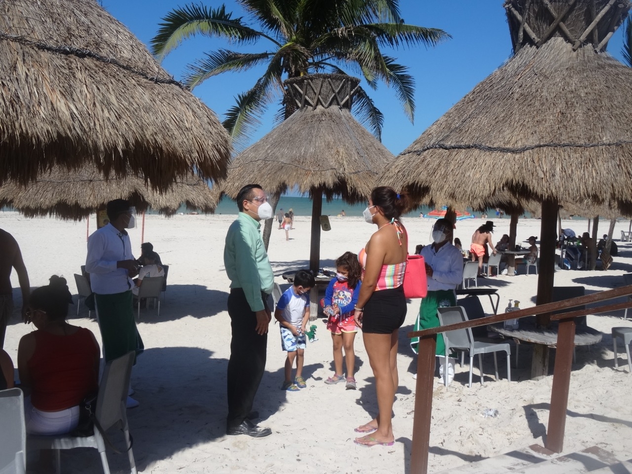 Visitantes abarrotan las playas de Progreso en domingo de puente