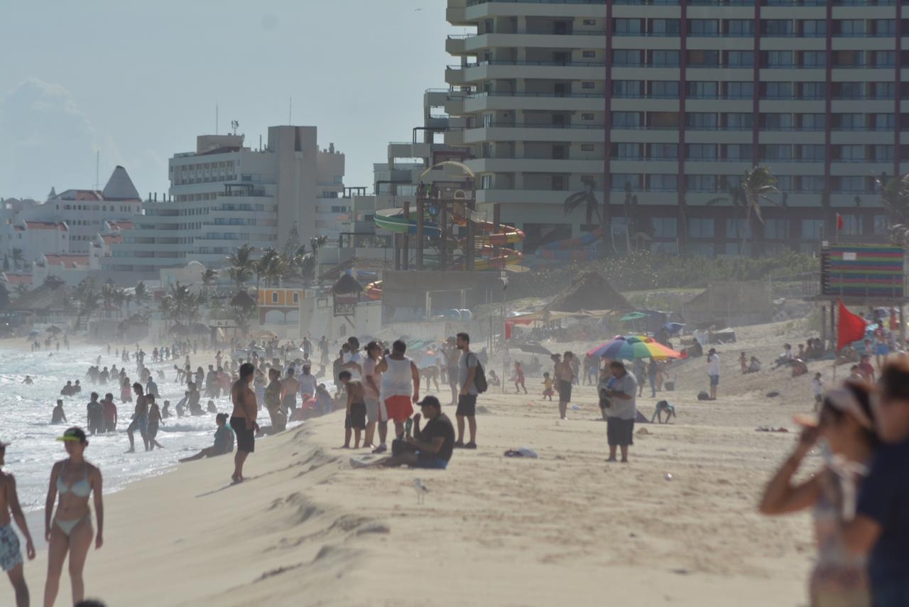 Bañistas abarrotan playas de Cancún este día festivo (FOTOS)