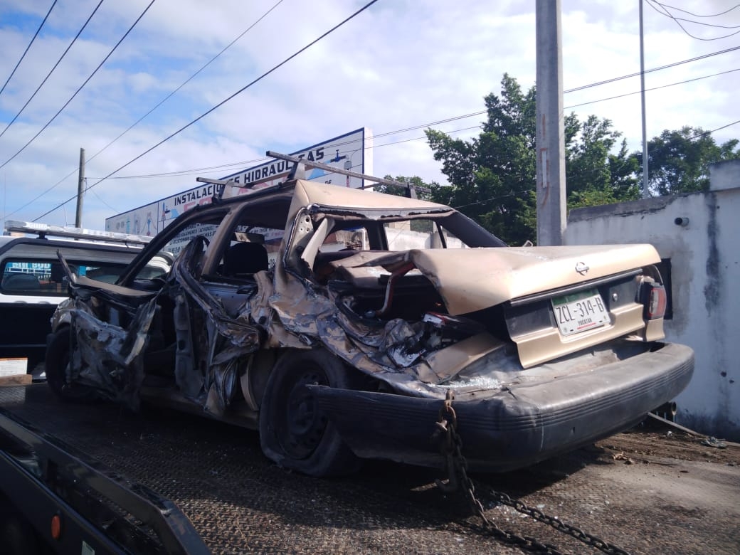 Carro termina destrozado tras ser chocado por un tráiler en el Periférico de Mérida