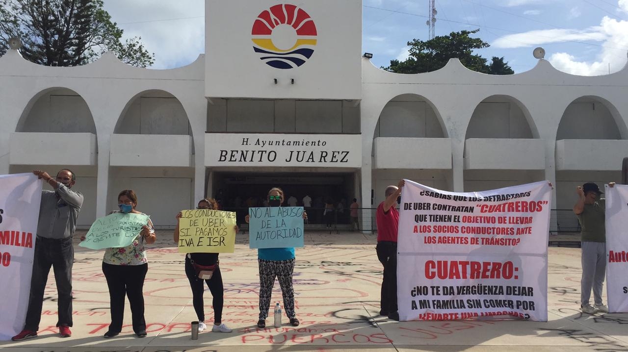 Socios de Uber se manifiestan afuera del Palacio Municipal de Cancún