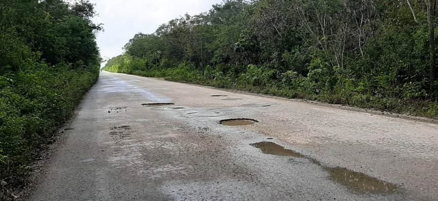 Baches y maleza dañan autos en carreteras de Lázaro Cárdenas