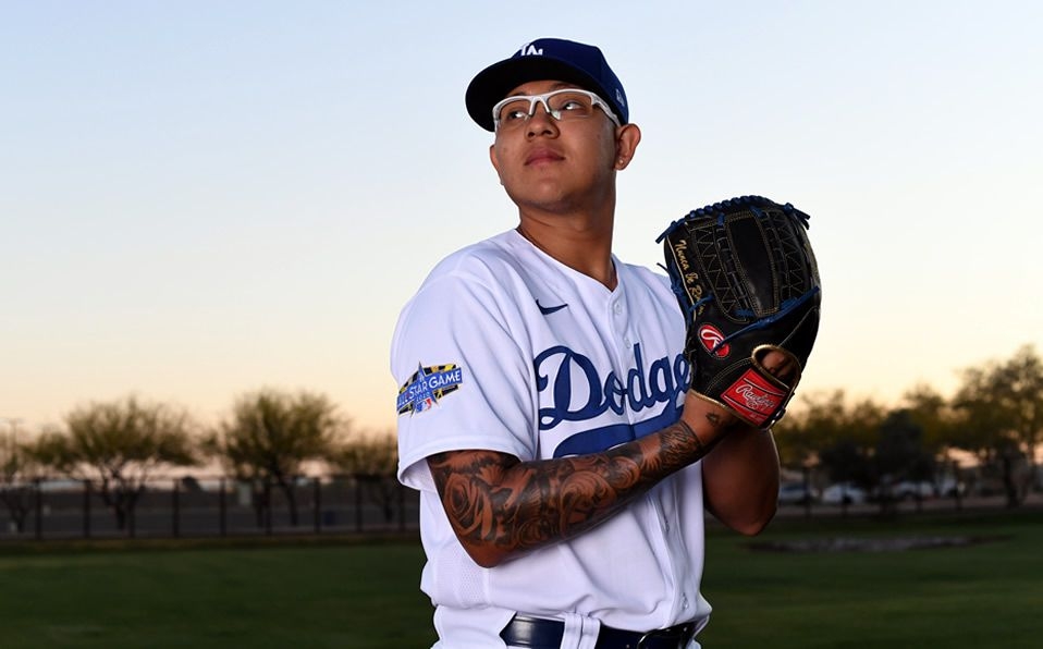 Julio Urías inaugura un campo de béisbol en Monterrey