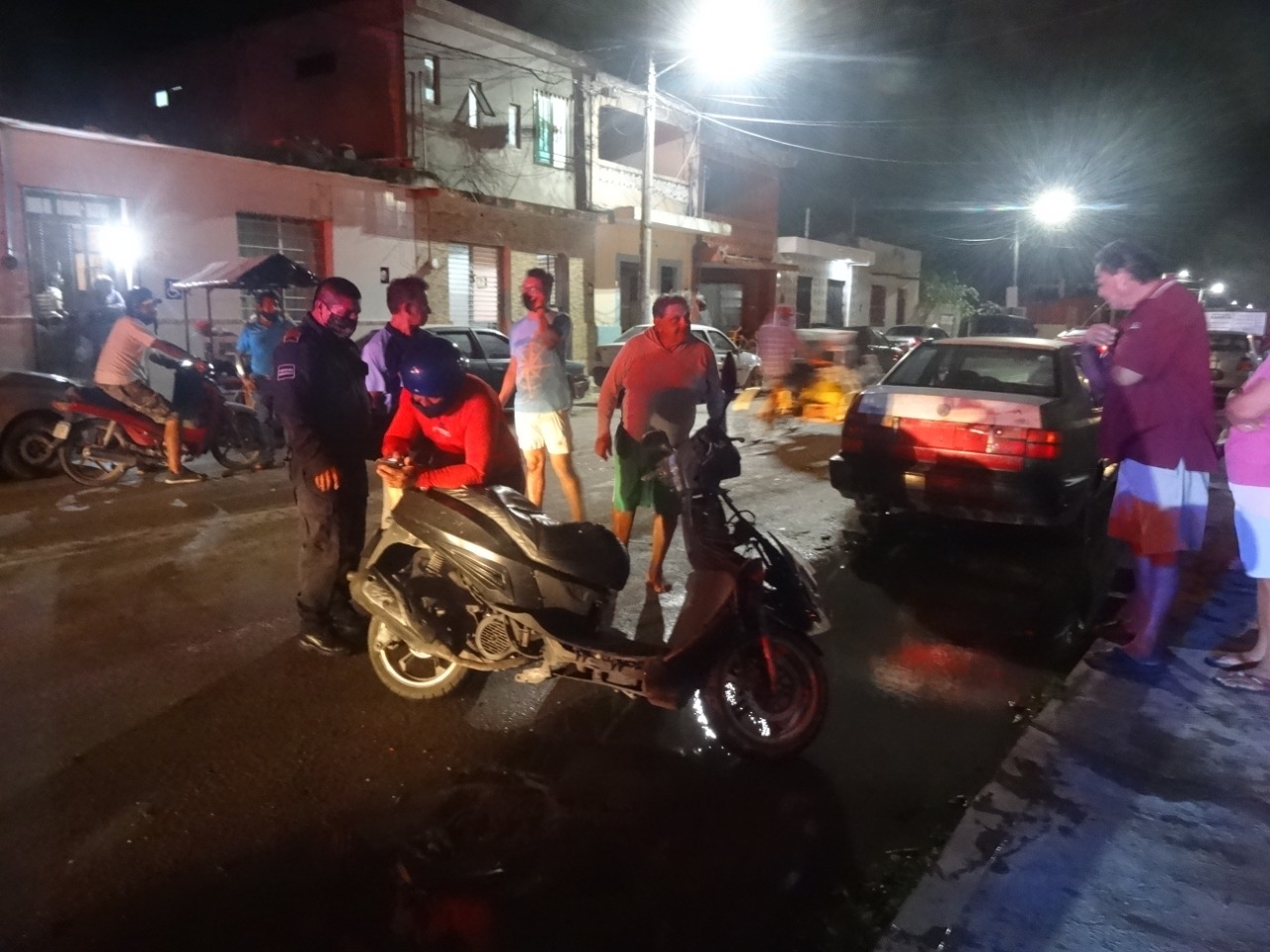 Motociclista ebrio choca con un auto estacionado en Progreso